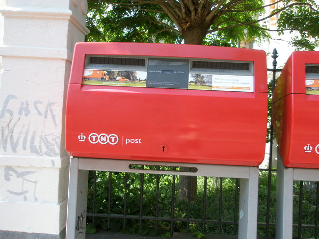 オランダの郵便ポスト。<br /><br />あ！KLMにもある王冠のマークだぁ！