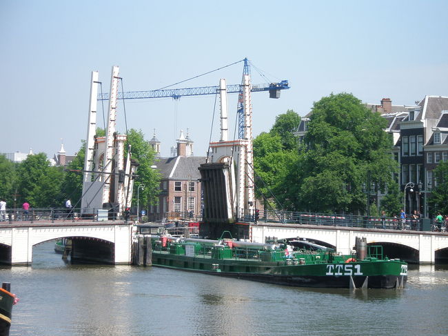 小さな船の場合は、ハネ橋が閉じた状態のまま下を通過します。<br /><br />こうして大きな船の通過時でないと開かないので、一日のうちでも滅多に開かないみたい。本当に幸運だったみたいです☆