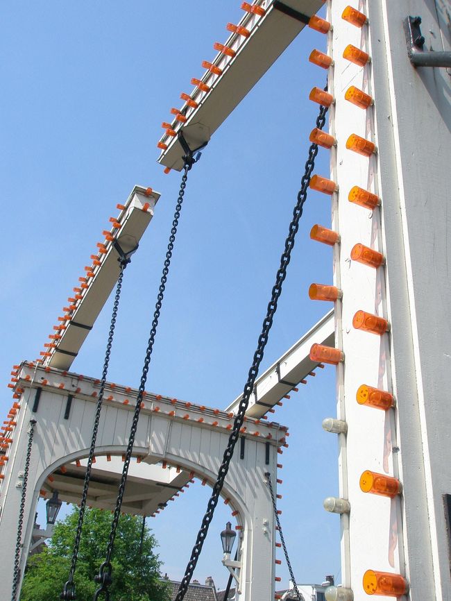 ハネ橋の下から