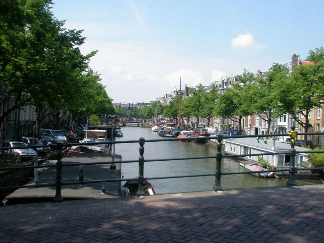 アムステルダムをお散歩中。<br /><br />それにしても運河だらけの街です。