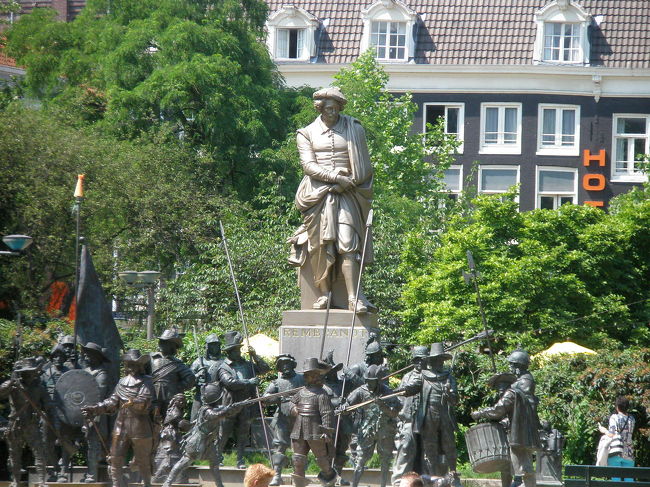 「レンブラント広場」とうちゃ〜く。<br /><br />なんとビックリ！「夜警」の絵そのものが銅像になっていました。<br />