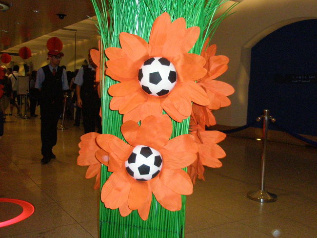 ユーロ２００８が開幕したばかり。オランダはとっても盛り上がっていましたよ〜。この後、オランダの快進撃が始まるのよね☆<br /><br />アムステルダム中央駅でデン・ハーグ行きのチケットを購入。