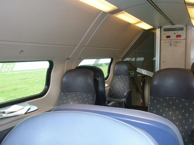 2等席を買ったのだけど、そうやら間違えて1等席に座っていたみたい（汗）。検札で気づいたので、慌てて移動しようとしました。ところが、車掌さんのご好意でこの席を到着まで使わせていただけました。<br /><br />リッチな移動になりました〜。