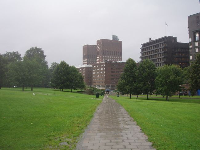 オスロ市庁舎。入りたかったけど時間切れでした。北欧の建物は日が長いのに閉館時間は16時〜17時と早い。