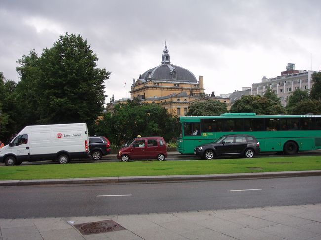 王宮からカール・ヨハン通りを中央駅に向かって歩きました。