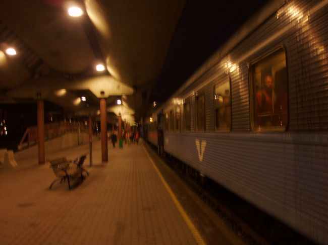 ストックホルム行きの夜行列車。出発時刻は20時40分だったのに1時間半遅れの出発。遅れるならもっと早くアナンスしてくれればオスロ市内まだ散策できたのに、定刻過ぎてから遅延の表示。荷物もロッカーから出してしまったので身動きとれず、ずっと駅で待ちぼうけでした。<br />2等のコンパートメントは快適でよく眠れました。部屋には到着何十分前に自動セットされた目覚ましがあって、それに起こされるほど気持ちよく眠りました。不思議なことに出発が1時間半も遅れたのに、ストックホルム到着は定刻どおりでした。それならば始めから出発1時間半遅い時間を定刻にすればいいのにね。<br /><br />こうしてノルウェー観光に終わりを告げました。次はスウェーデンに入ります。続きは北欧旅行記【12】へ。