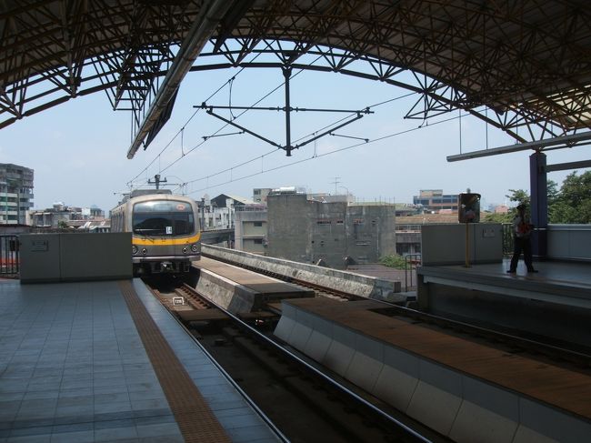 マニラの高架鉄道。<br />東南アジアの他の大都市と同じく、急速に発展している。