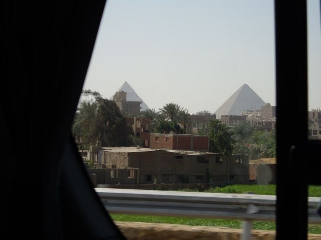 空港からカイロ市街へ向かう車内より…<br /><br />ピラミッド発見！<br /><br />これが噂の、すごい違和感。<br /><br />