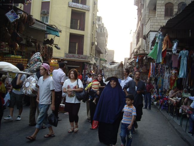 すごい人ごみと、かなり激しい商売人で疲れました。<br />でも安くしてくれるし種類も豊富だし、歴史ある市場だし、<br />一見の価値ありです。<br /><br />時間に余裕を持って行きたかったです。