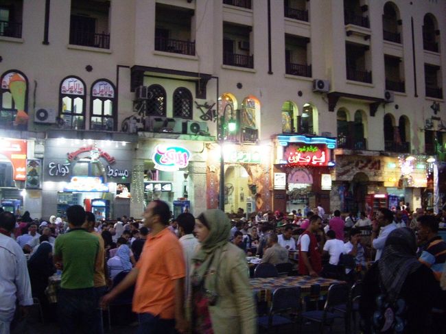 屋台チックな一角。<br />こういうところではきっとコシャリ60円とかで食べれるんだと思う。<br />（結局今回の旅でコシャリを食す機会がなかった、残念…）<br /><br /><br />ちょーゴミゴミしてる中なんとか少し買い物してタイムアウト。<br />タクシーに戻らなきゃ。<br /><br />この道のりでラマダン解禁になりまして…<br />凄まじい光景を目の当たりに。