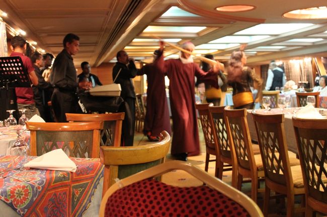 目当てのベリーダンスがつまらなかったです。<br /><br />全く踊りは披露されず（衣装もババ臭いし）、H○Sの団体ツアーの日本人と一緒に輪になってずっと踊ってるだけで終わりました。<br />見てる方は全くしらけちゃいましたね。最悪でした。<br /><br />残念。これなら町のｂａｒでも行けばよかった・・・<br />