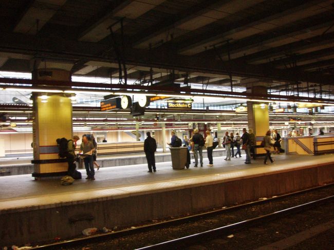 8月16日<br /><br />オスロからの夜行列車で朝ストックホルム到着。この日は1日ストックホルム観光。<br /><br />朝6時45分頃、ストックホルム中央駅到着。オスロ出発は1時間半遅れたのにストックホルム到着は定刻だから不思議。