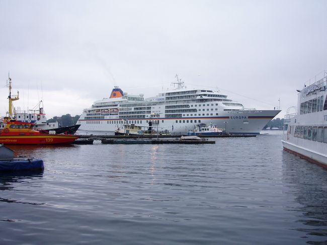 宿からメトロ駅方面へ歩きます。港町が首都とあって、さすがに多くの大きな船があります。