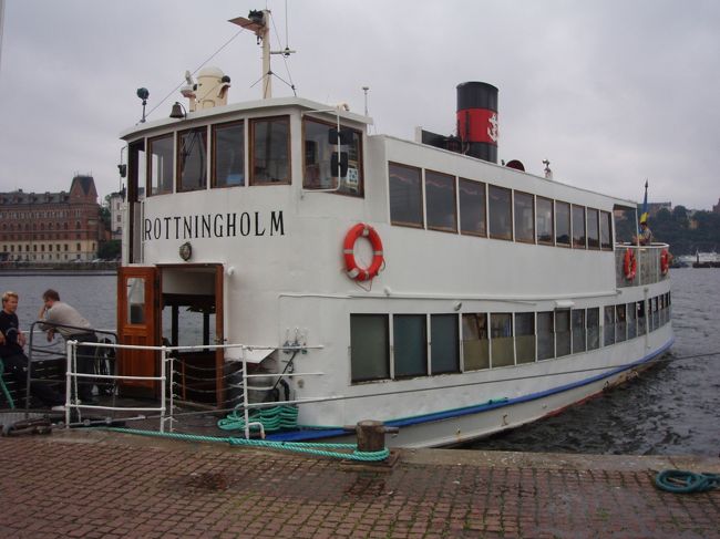 このフェリーでドロットニングホルムへ行きます。時刻は朝10時前。
