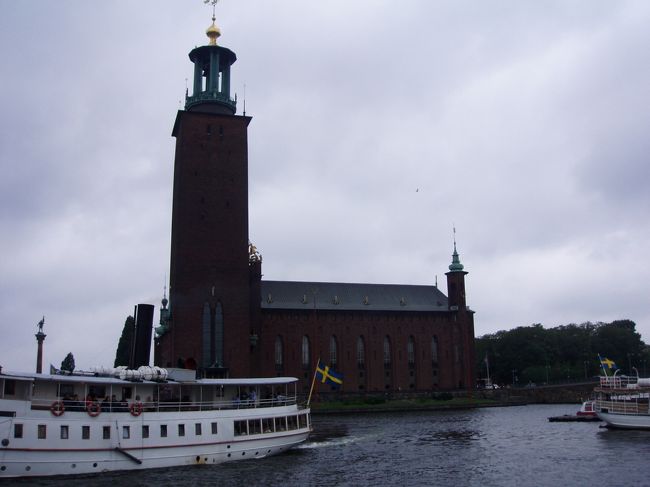 フェリー乗り場はあの有名な市庁舎の傍。