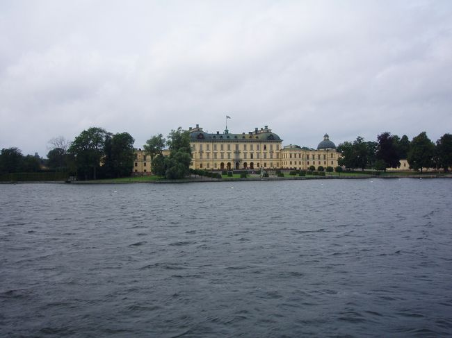 フェリー乗船1時間後、ドロットニングホルム宮殿が見えてきました。