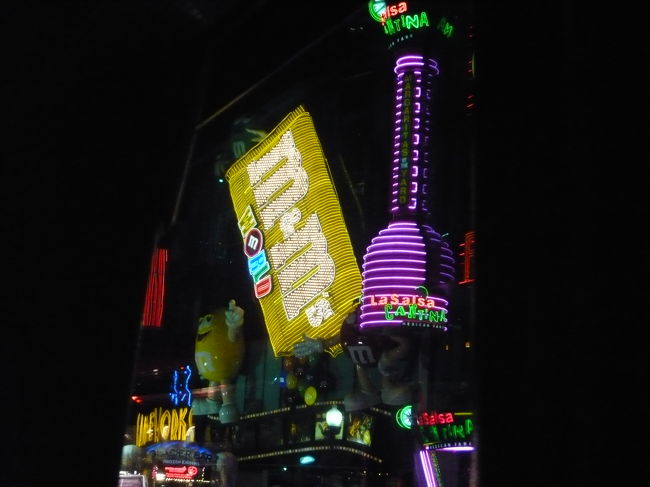 ホテルに荷物を置いて、早速外へ。ホテルのライトアップやらそうそうたる感じが。<br />まさにアメリカ。。。。