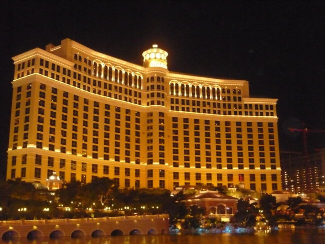 ホテル『べラージオ』。<br />オーシャンズ１１の最後のエンディングで登場する、噴水は感激の一言。隣の外国人の方とはしゃいでました。