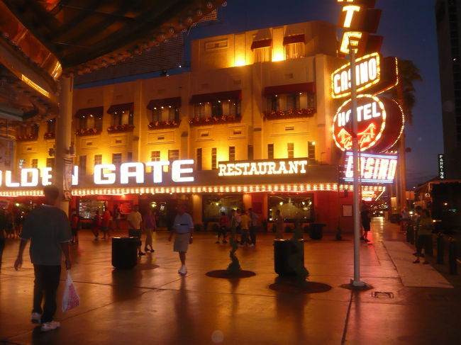 ラスベガス、ダウンタウンの『ゴールデンゲートブリッジ』へ。