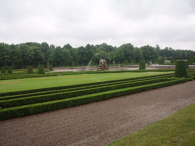 宮殿入り口の反対側には広大な庭園があります