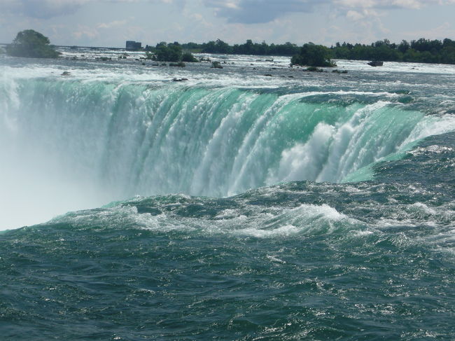 ナイアガラの滝。テーブルロックから滝壺を。