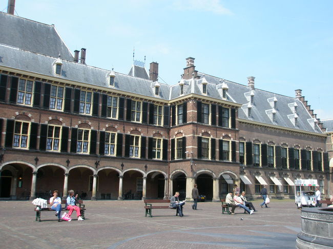 デン・ハーグは政治の中心地ですが、国会議事堂、政府機関の由緒ある建物が集まっている一帯を「ビネンフホフ」といいます。<br /><br />「マウリッツ・ハイス美術館」もこのビネンホフの一角にあります。<br />