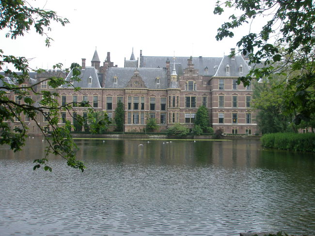 ビネンホフの前には、「ホフフェイファの池」があります。<br /><br />と〜ってもキレイですよ！<br />