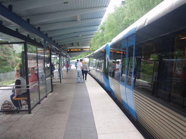 帰りはバスと列車でストックホルム中心街へ戻りました。この後はストックホルム中心街を観光します。続きは旅行記ストックホルム２へ。<br />