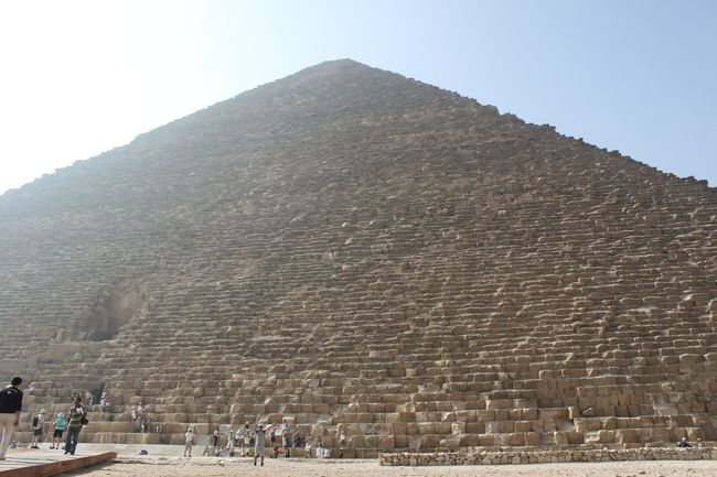 クフ王のピラミッド。<br />すごい、本物。<br /><br />４５００年（紀元前２５００年）も前に造られたのが残ってるなんて…ただただ圧倒。