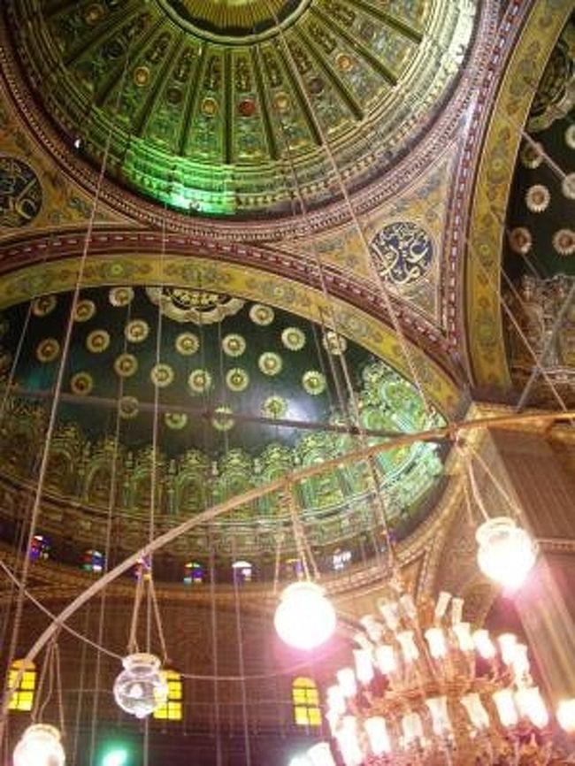 そしてモスクも迫力でした。<br />内装も豪華で、おおきなシャンデリアもある。<br /><br />イスラーム教徒の人はここでもお祈りをするのですが<br />１日５〜６回お祈りの時間があって、その時間は仕事中でもどこでもメッカに向かってお祈りするんだそう。<br />（空港にもＰｌａｙｒｏｏｍがあった←コレもカルチャーショックでした。）<br />