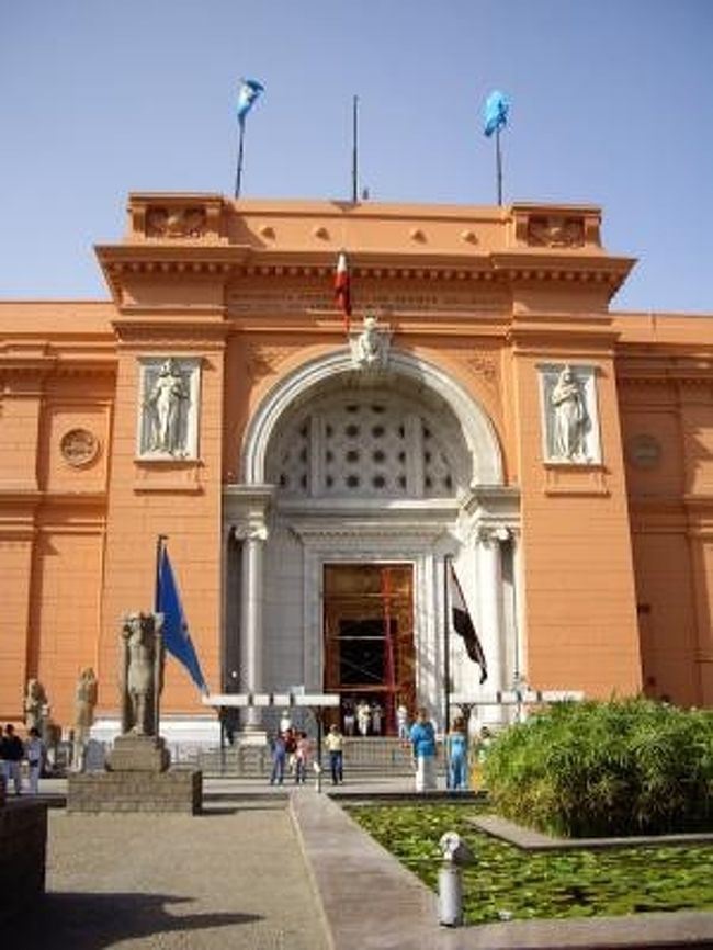 最後は考古学博物館。<br />ここまで来るとガイドも腹が減った＆のどが渇いたで（多分）早口ガイドになってきました。<br />頑張れ、解禁まであと３時間だ！！<br /><br />ここではエジプトの遺跡がほとんど展示されていて、さらに王家の谷に残っていたツタンカーメンの墓（ルクソール）から出てきた財宝が全て飾られている。<br />そしてラメセス２世のミイラ室もあったが別途２０００円もするからあっさりやめました。<br /><br />広くて迷子になります。<br />じっくり見ると何日あっても足りないらしい。<br /><br />私達は暑くて倒れそうで、唯一クーラーのきいてるツタンの部屋に居座り、（内容はどうでもよくなり）<br />早めに出てコーラを一気飲み。<br />１本（300ｍｌの細い缶）300円もするのですが、めずらしく迷わず即買いです。<br />