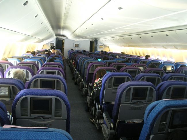 福岡空港の駐車場に車を停めて、チェックイン→ラウンジへ。家を出てからわずか４０分。<br />都心に近い空港の有り難味を痛感した。<br /><br />福岡発１０１５。びっくりするほど空席が多い。<br />なんだか心配してしまう。<br />