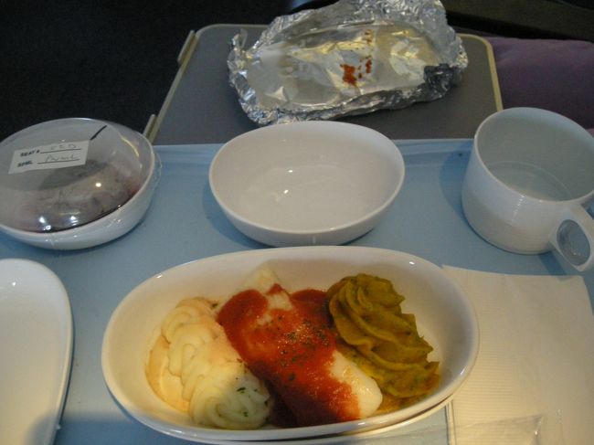 子供用の機内食。事前に「卵アレルギーがあるかもしれないので」と前日に電話で伝えていたら、<br />卵抜きの子供用料理が用意されていた。<br /><br />迅速な対応に感動。<br />これでシンガポール航空が大好きになる。