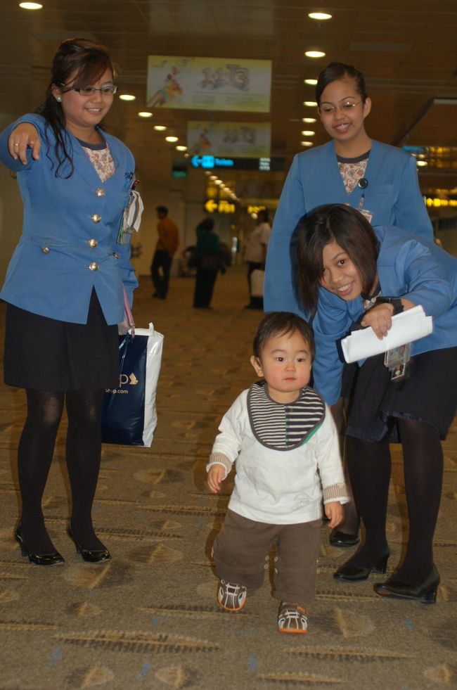 たしか定刻前後に到着。<br />入国審査のブースまで行く途中、空港職員がわが子を見て「cute guy」と言いながら、一緒に歩いてくれた。<br />審査は極めて簡単に終わり、車でホテルに。スコールが数分でやむ。