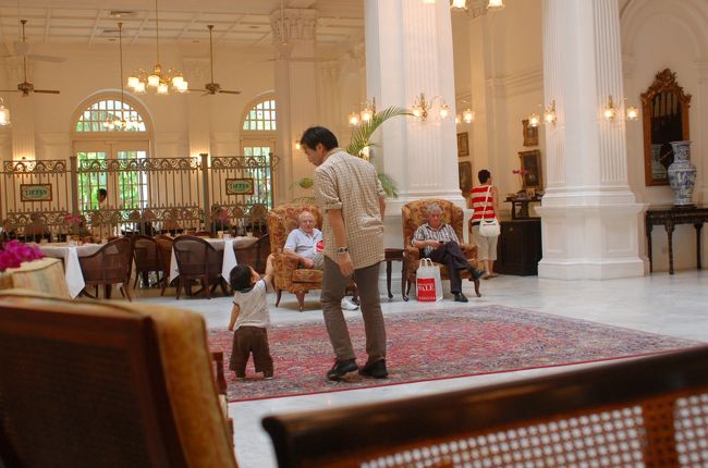 ホテルのチェックイン。ロビーは思ったよりもこじんまりとしている。<br />わが子は天井の高いことが嬉しそう。<br />