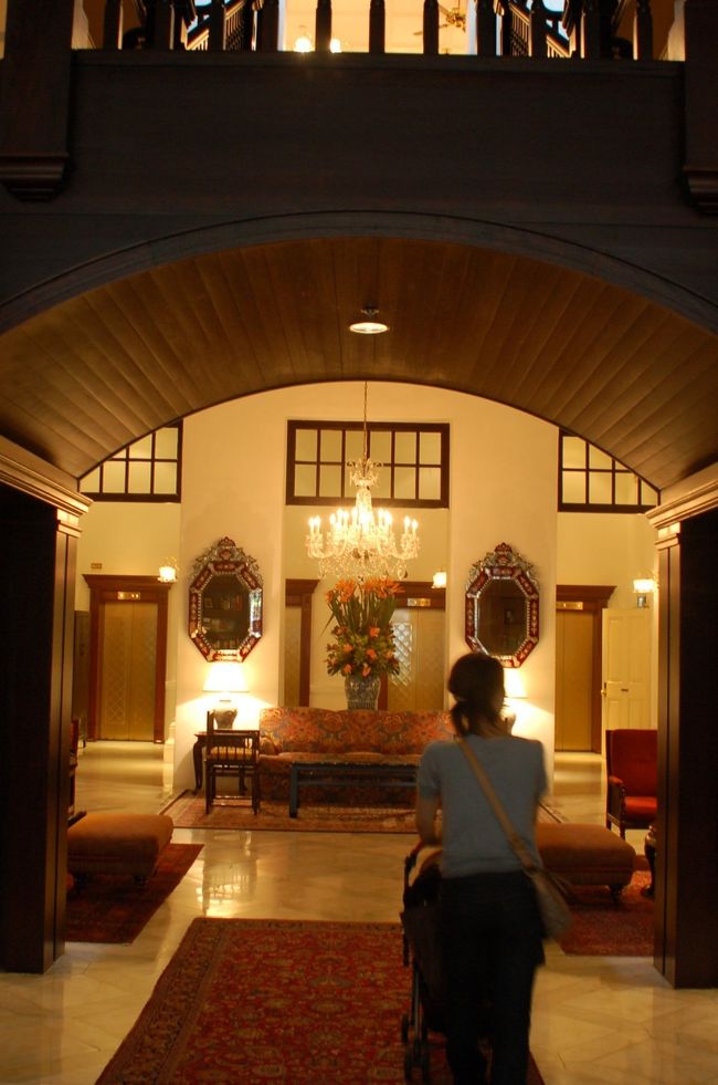 エレベーターに乗って。部屋は２階。<br />鍵がないと、行きたい階へのボタンが押せない仕組みだったような気がする。