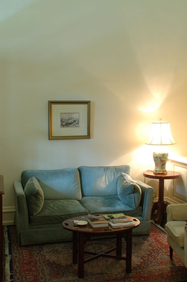 ドアを開けてすぐのところに食卓とソファがあり、その奥に行くとシングルベッドが二つある。さらに進むと洗面所とトイレ、お風呂。<br /><br />写真はソファ。