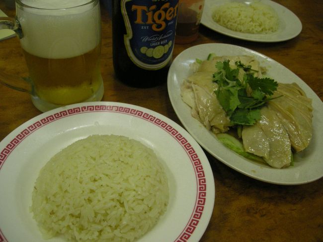 夕食は、ホテルそばのカフェでチキンライスと、汁なしのワンタンチャーシュー麺。。<br /><br />ぜんぜん期待してなかったが、今回の旅で一番おいしかった。<br /><br />わが子は「鶏食べたい食べたい」と激しくせがむ。<br />小さな器によそってあげると、かきこむように平らげる。<br />テーブルに手をのばし、体を前のめりにする。<br />手で口を隠し「もう口の中には何にも入ってない」とアピール。<br />それでもよそわないでおくと、絶叫し泣き叫ぶ。手を天にあげる。<br />２人前を頼んだのだが、１人で半分以上食べていた。<br /><br />店員や近くのお客さんが笑っていた。<br /><br />でもその気持ち、よくわかるぞ。