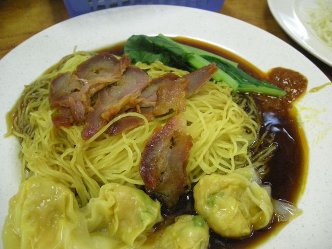 これが汁なしのワンタンチャーシュー麺。<br /><br />タレを麺に絡めて食べる。うまいのなんの！