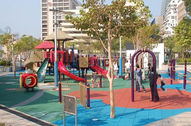 シェラトンホテルの東側に児童公園があります。<br /><br />滑り台ありブランコあり。地元の人も大勢きてました。<br />子連れの方にお薦めのスポットです。