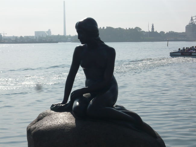 最初に、立ち寄ったのは人魚姫の像です。朝早かったにも関わらず、人だかりでした。