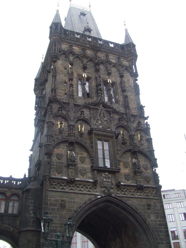 鉄道でオストラヴァからプラハ本駅に戻り、ホテルに歩いて向かいます。目印は、ぐーんとそびえたつ「火薬塔」。ゴシック様式の城塞の門として建てられたもので、１７世紀に火薬倉庫として利用されていたため、こう呼ばれるようになったそうです。現在、内部はギャラリーにもなっているんだとか。