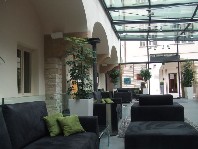 今回、プラハで泊まるホテルは、<br />「Barcelo Hotel&amp;Resort」。できたばかりの新しいデザイナーズホテルで、メインストリートのツェレトゥナー通りの端っこにあります。このホテル、プラハに住むチェコ人の方にお勧めされて予約したのですが…。<br /><br />大大大正解！！観光するには立地最高、モダンでとても過ごしやすいホテルでした。ちなみに、フロントの横にATMがあります。