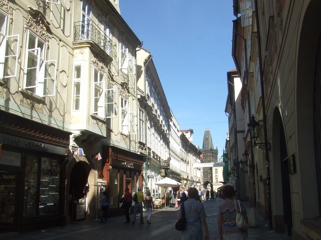 この日は、とりあえず街を散策してみることに。ホテルを一歩出ると、そこはまさに歴史を感じる風景が広がっていました。写真は、（たぶん）通りの両側にショップが連なるツェレトゥナー通り！　あぁ〜、ドキドキわくわく♪