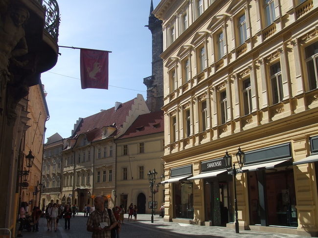 あぁ、イイ感じ。幸い天気がよくて、青空で建物が映えます。あ、そういえば道は石畳が多いので、スニーカーがおすすめです。本で調べたら、プラハの多くの観光スポットは歩いて移動できる距離だったので（といっても、かなりありますが）、今回はバスやトラムは利用せず、張り切って歩きまくります。