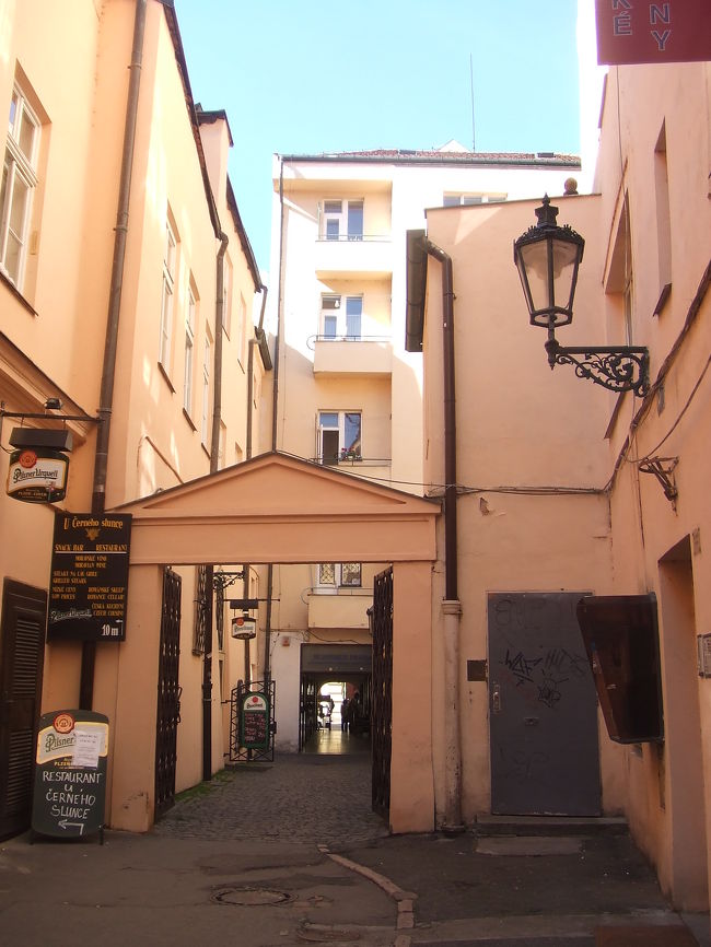 横道を行くと、きれいな色の建物がありました。裏道にもかわいいカフェやレストランがありましたよ。