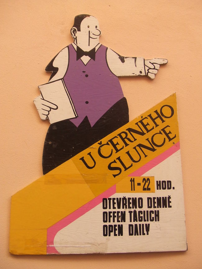 プロフィール写真にも使った看板。なんとも愛嬌のあるおじさんが指さす方向に誘われて、思わずカフェに入っちゃいそうでした。でも、今日はいろいろ見て回りたいので、また今度ね〜。
