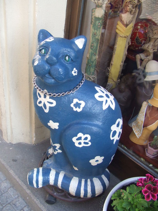 ツェレトゥナー通りにあるショップの前に鎮座する猫さん。デ、デカイ…。でも猫好きとしては、カメラを向けずにはいられませんでした。