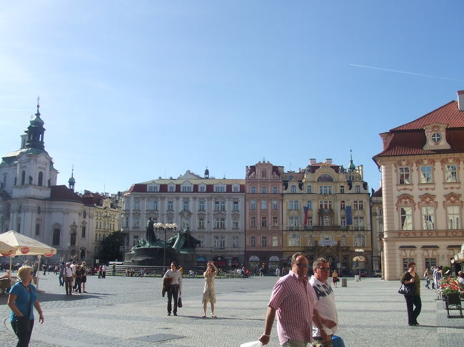 プラハの心臓部ともいえる、旧市街広場にやってきました。すてき！この広場を取り囲む建造物は、ゴシック様式、ルネッサンス様式、バロック様式など、プラハの歴史を彩ったあらゆる時代の建築様式が混在しているそうです。