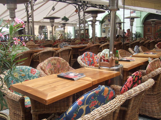 青空カフェ（？）の椅子がとってもかわいかった〜。ひとつずつ柄の違う座布団…もとい、マット（も違うか…）が敷いてありました。